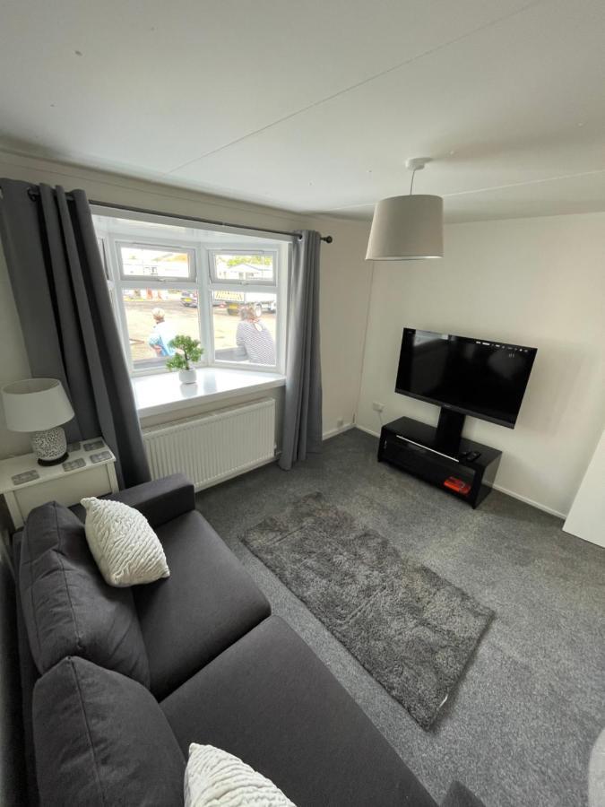 1-Bedroom Semi-detached Chalet in Uddingston, Glasgow Buitenkant foto