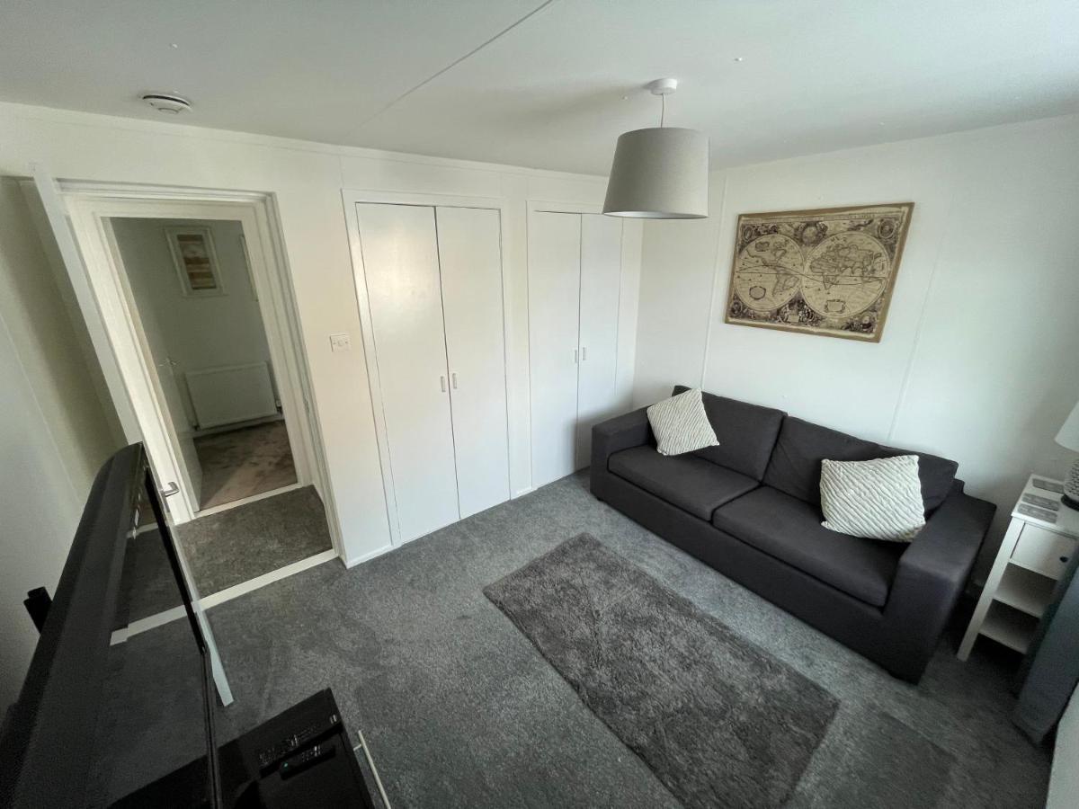 1-Bedroom Semi-detached Chalet in Uddingston, Glasgow Buitenkant foto