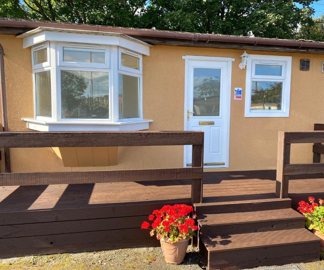 1-Bedroom Semi-detached Chalet in Uddingston, Glasgow Buitenkant foto