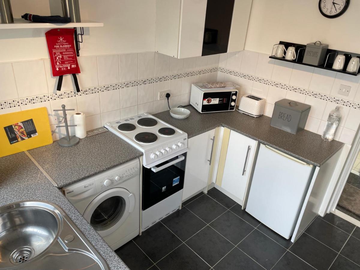 1-Bedroom Semi-detached Chalet in Uddingston, Glasgow Buitenkant foto