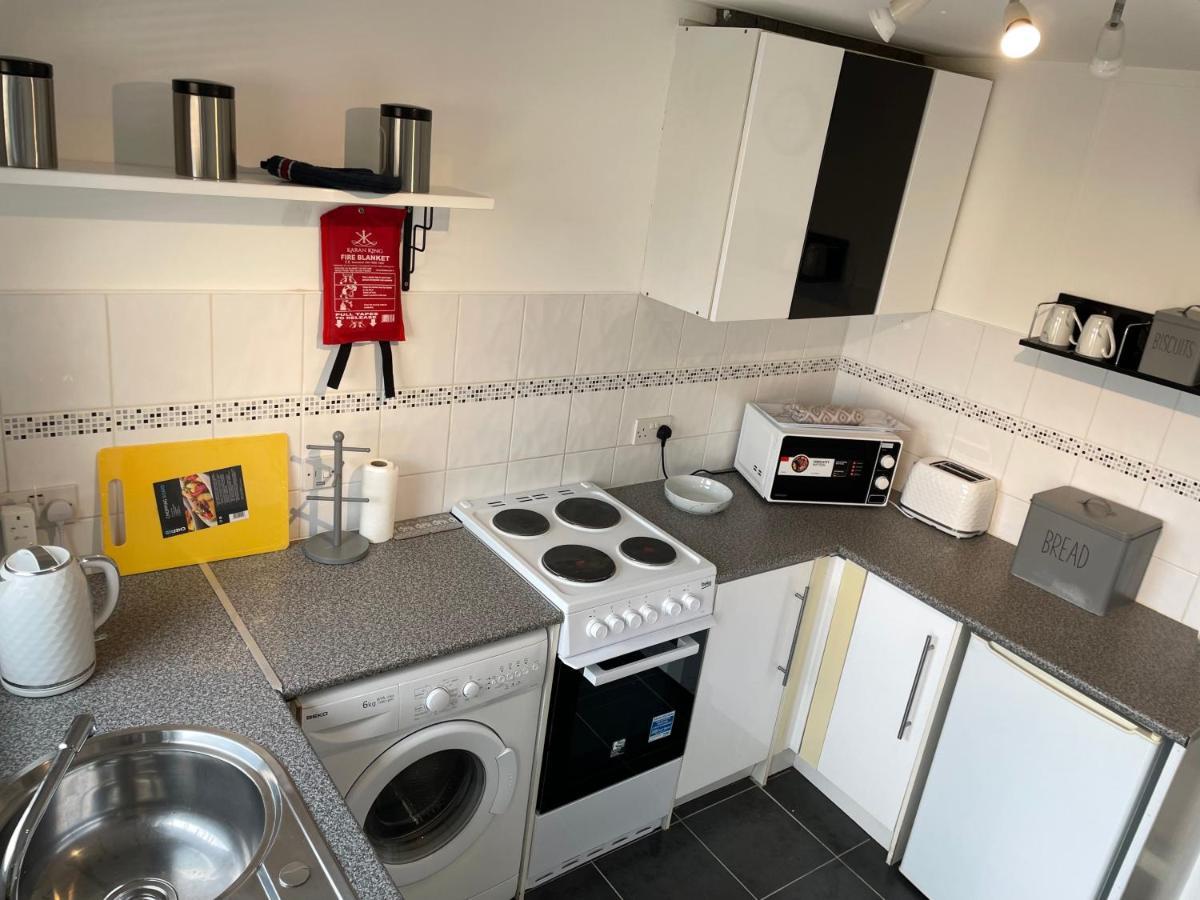 1-Bedroom Semi-detached Chalet in Uddingston, Glasgow Buitenkant foto