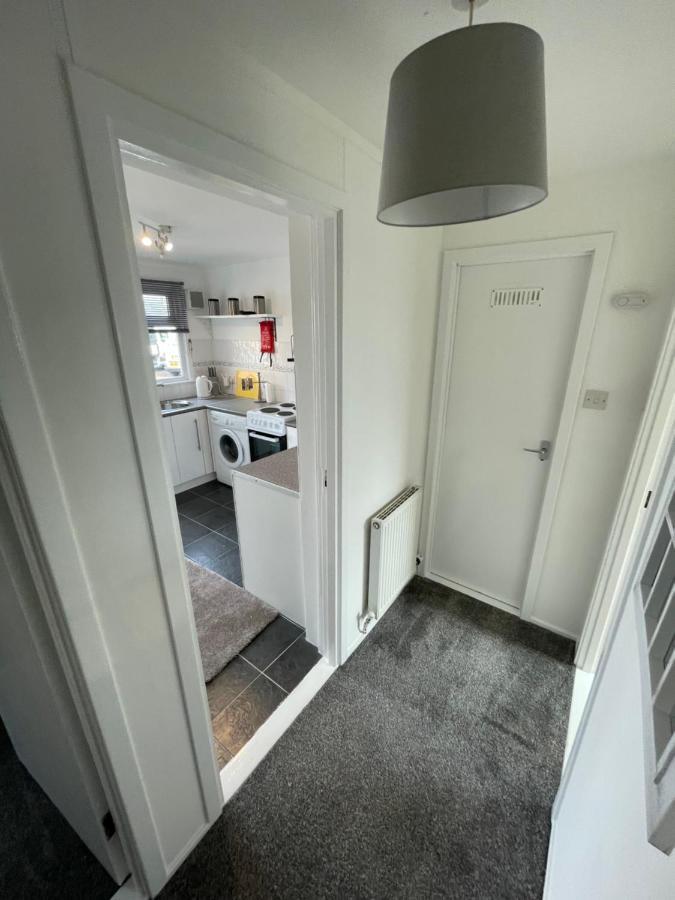 1-Bedroom Semi-detached Chalet in Uddingston, Glasgow Buitenkant foto