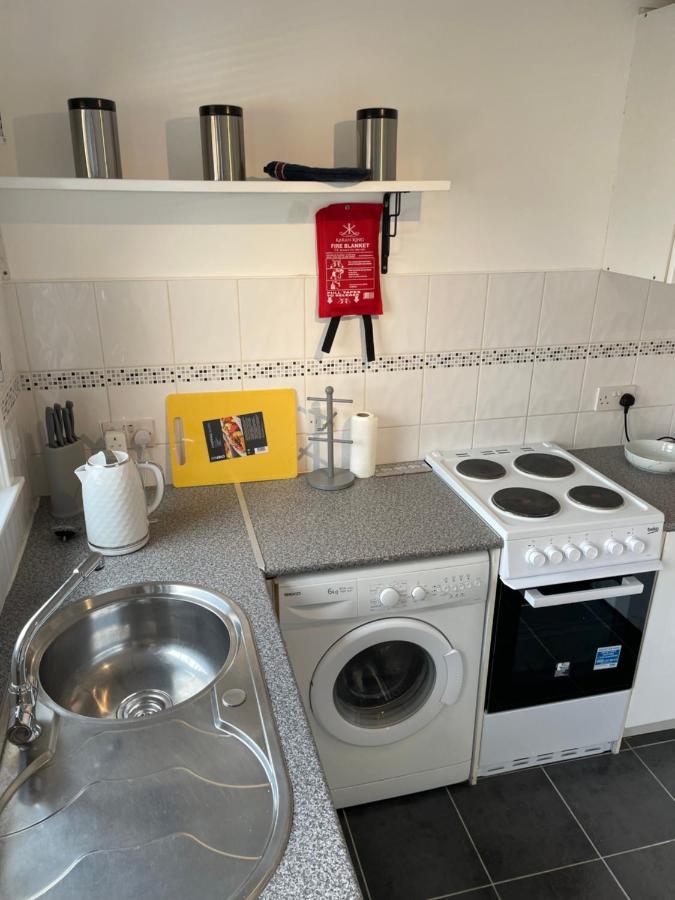 1-Bedroom Semi-detached Chalet in Uddingston, Glasgow Buitenkant foto